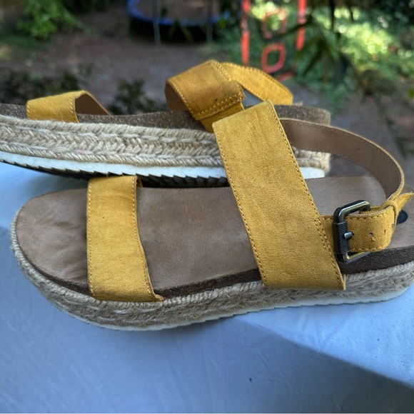 BIG BUDDHA Yellow Suede Faux Leather Espadrille Sandals Cork Platform Size 8 - Picture 1 of 13